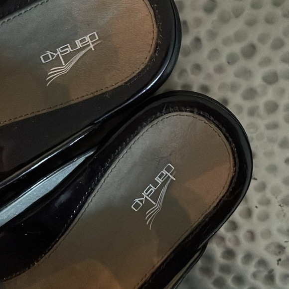 Dansko Sloane Style Sandals Size 7.5-8 Black Patent Leather Slipons - Picture 10 of 12